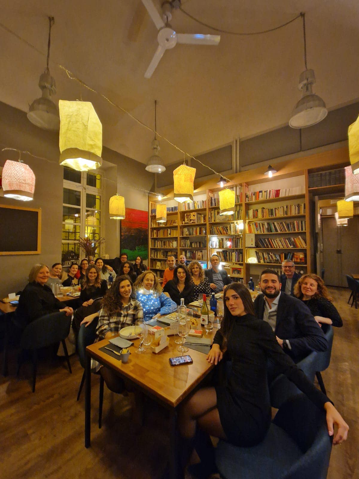 Cena in un locale con libreria