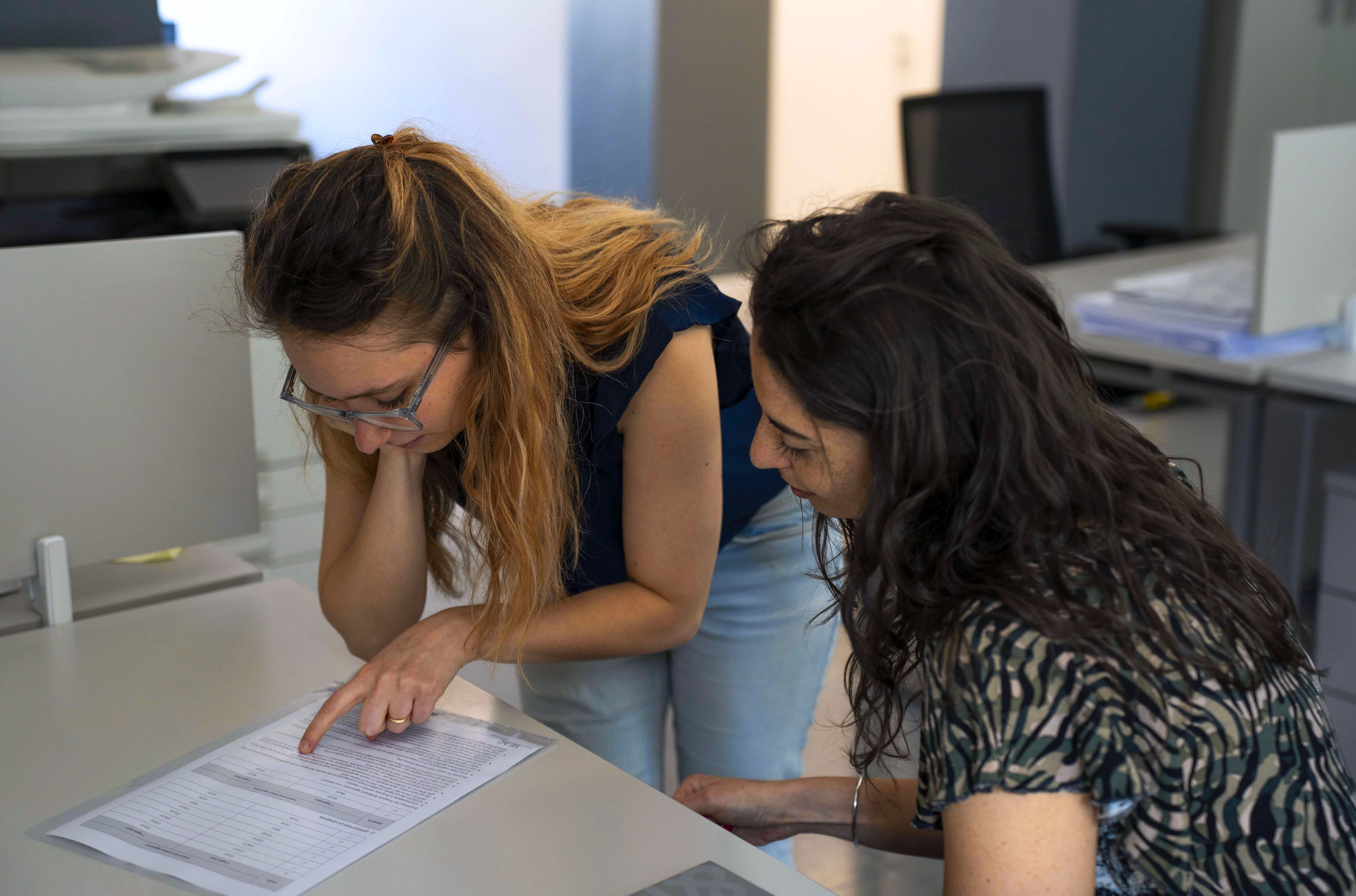 Foto dell'ufficio di &Plus, con quattro colleghe intente a lavorare davanti agli schermi